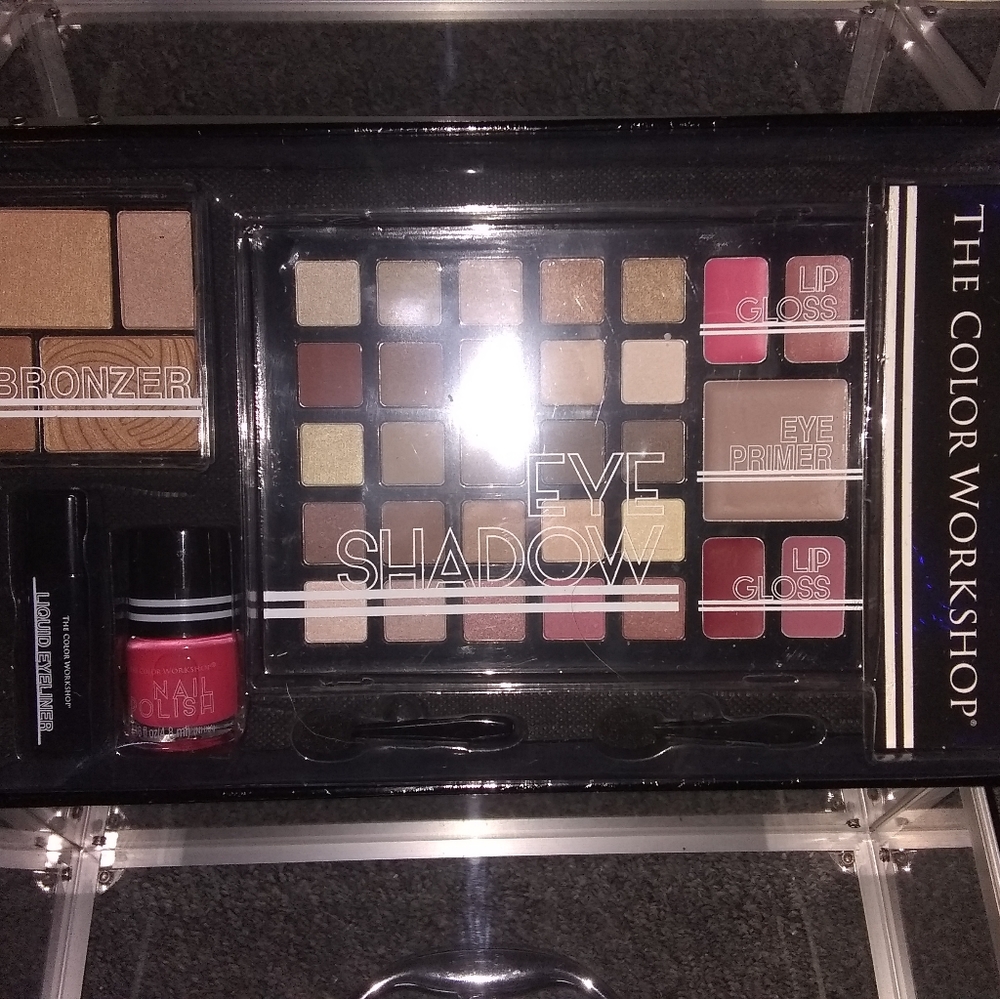 See through lock box three tiers of make up includ